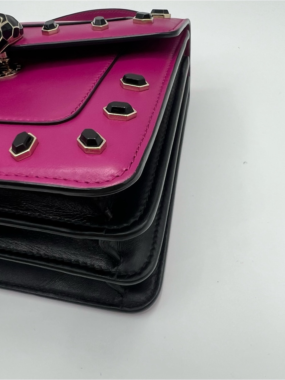 Bvlgari Serpenti Forever Top-handle Crossbody Medium in Magenta calfskin - Picture 8 of 16